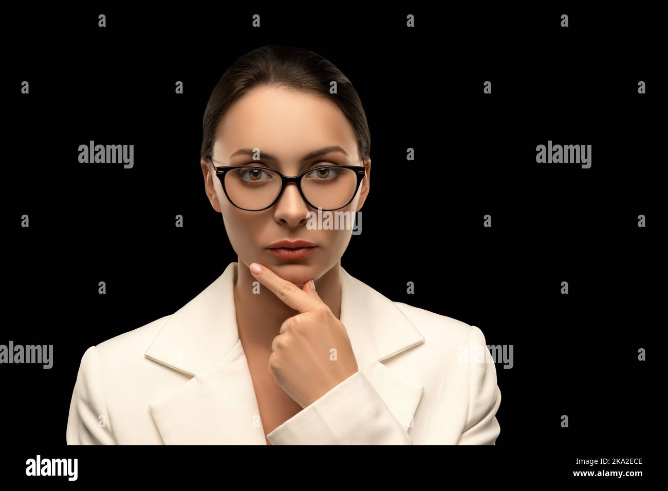 Selbstbewusste, stilvolle Frau. Führungskraft oder CEO im Geschäftsbereich Corparate. Führungskonzept Stockfoto