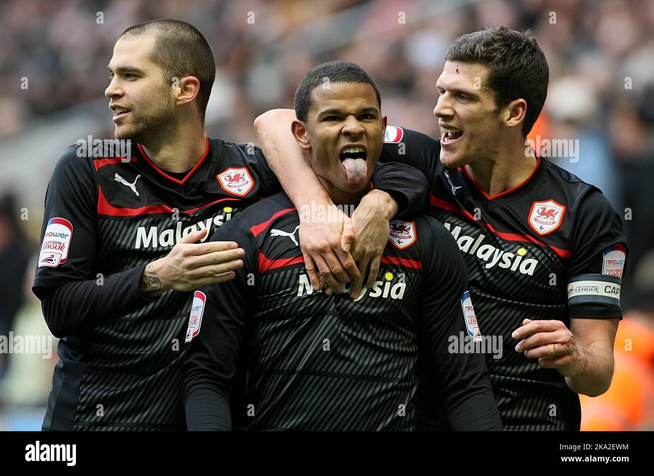 2.. Februar 2013 - npower Championship Football - Wolverhampton Wanderers vs. Cardiff City - Frazer Campbell aus Cardiff City feiert mit Mark Hudson (R) und Matthew Connolly (L) sein 2.-Tor - Foto: Paul Roberts/Pathos. Stockfoto