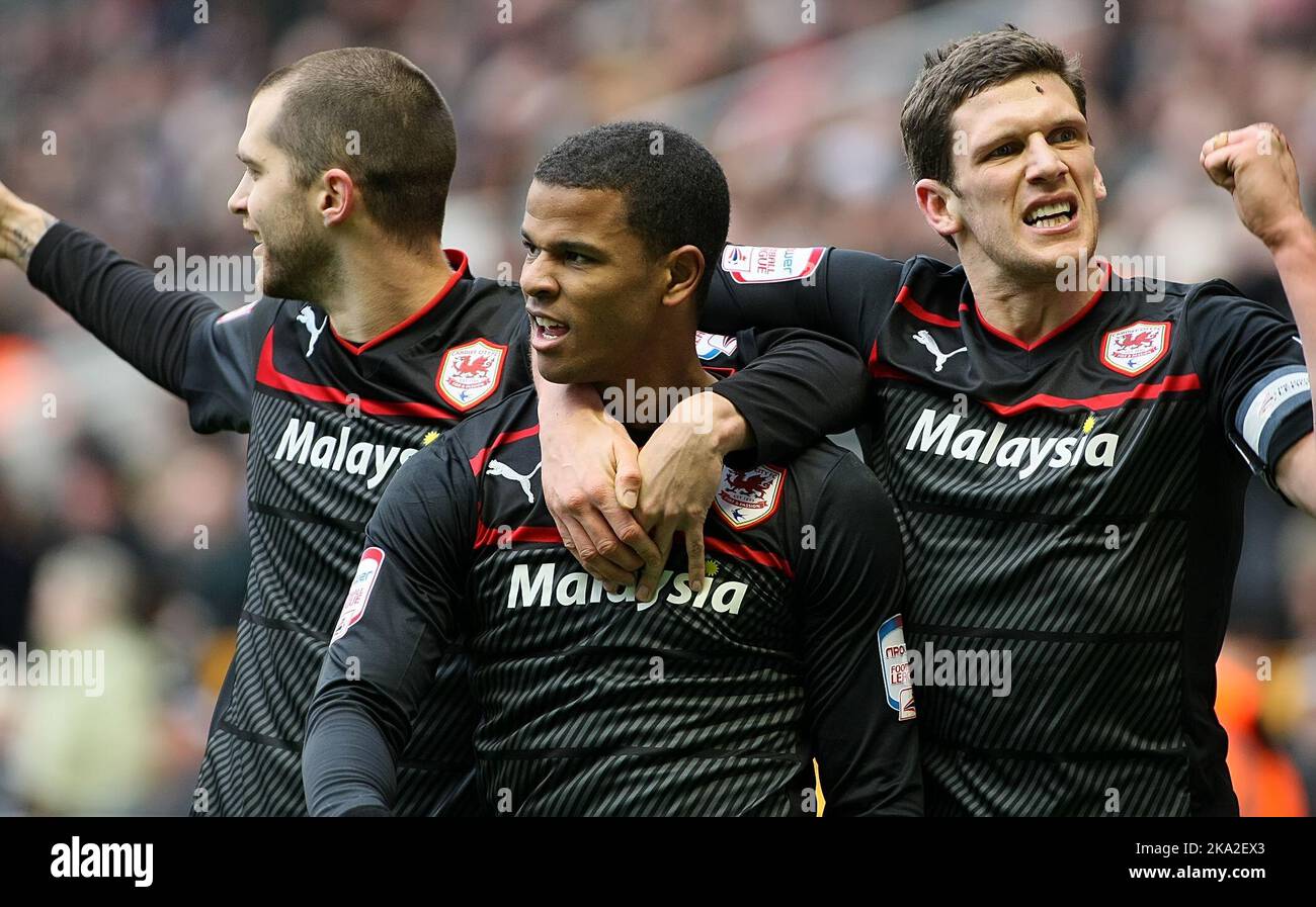 2.. Februar 2013 - npower Championship Football - Wolverhampton Wanderers vs. Cardiff City - Mark Hudson (L), Matthew Connolly und Frazer Campbell (R) feiern alle in Cardiff City Campbells Ziel (0-2) - Foto: Paul Roberts/Pathos. Stockfoto