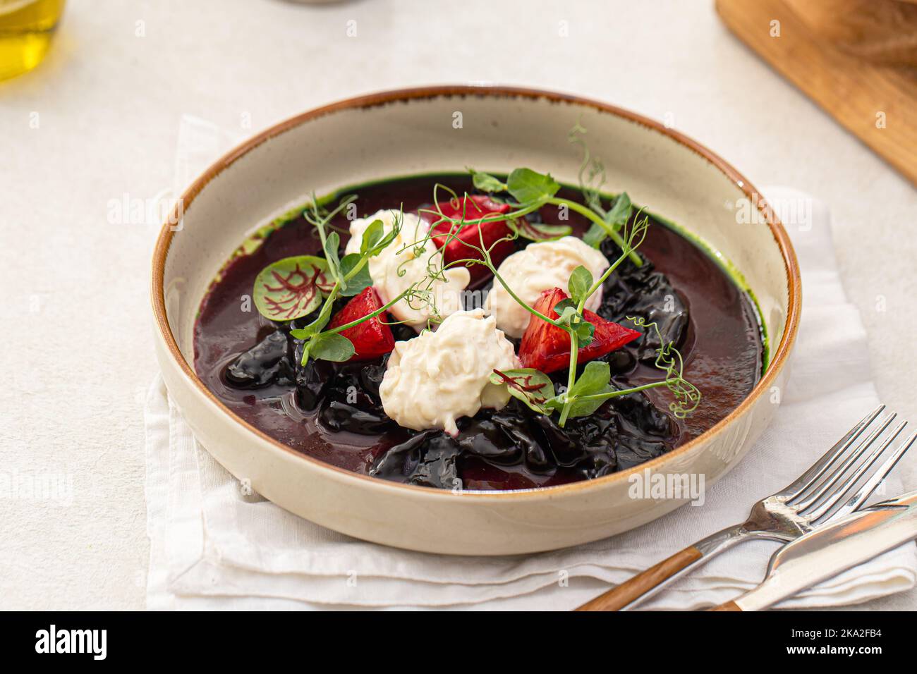 Getrockneter Rübensalat mit Stracciatella-Käse Stockfoto