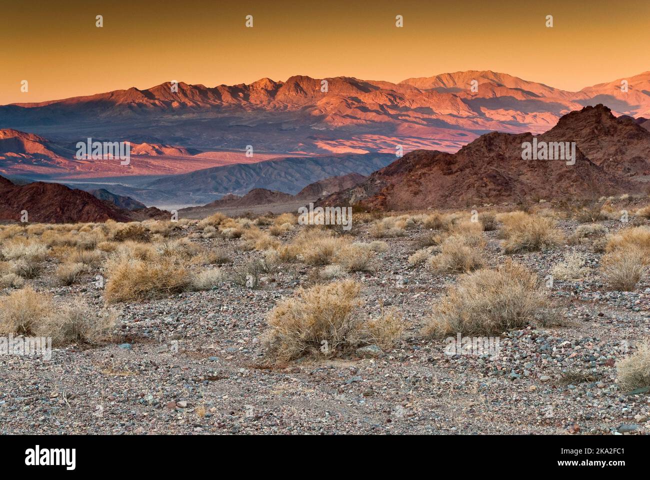 Mojave Desert und entfernter Sugarloaf Peak in der Panamint Range bei Sonnenaufgang vom Jubilee Pass Gebiet im Death Valley National Park, Kalifornien, USA Stockfoto