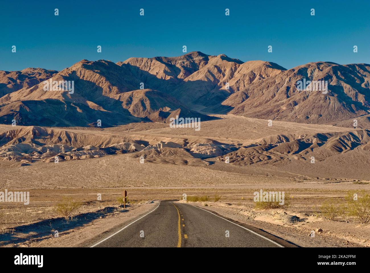 Mojave Desert und Owlshead Mountains über Confidence Hills von der Jubilee Pass Road im Death Valley National Park, Kalifornien, USA Stockfoto