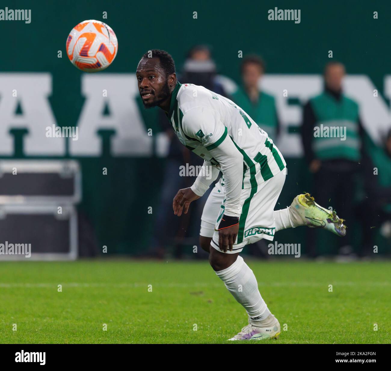 BUDAPEST, UNGARN 30. OKTOBER Franck Boli von Ferencvarosi TC blickt