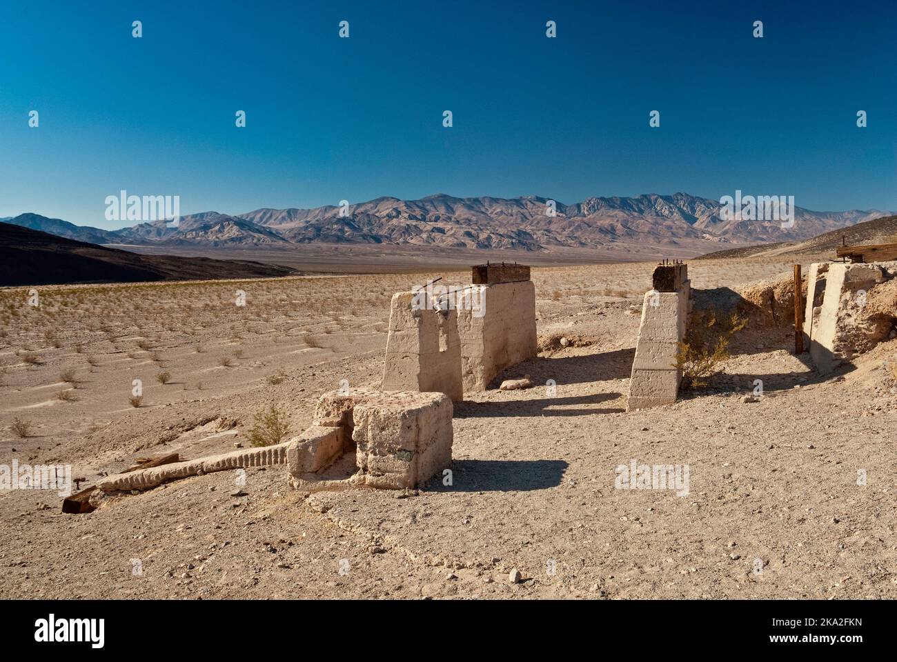 Ashford Mill Ruinen mit Panamint Range in Ferne, Mojave-Wüste, Death Valley Nationalpark, Kalifornien, USA Stockfoto
