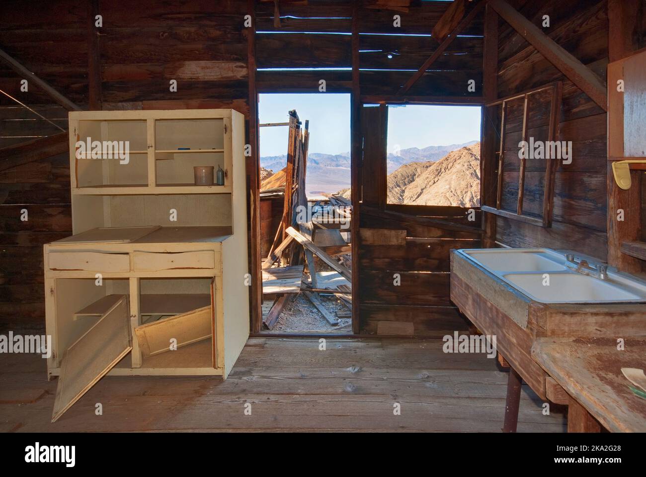 Küche im ruinierten Haus der Ashford Mine in Black Mountains, Mojave Desert, Death Valley National Park, Kalifornien, USA Stockfoto