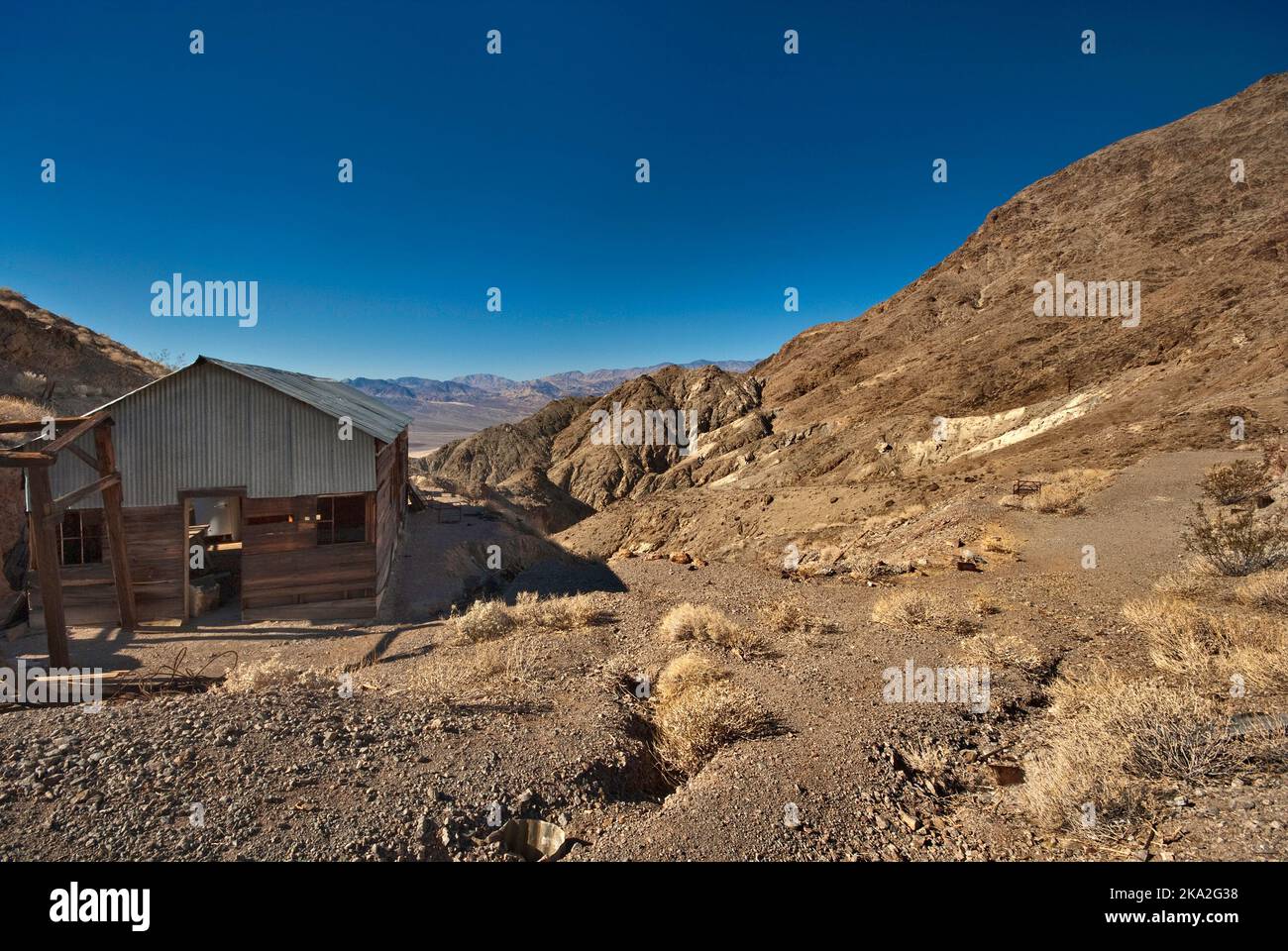 Ruinen in der Geisterstadt Ashford Mine in Black Mountains, Mojave Desert, Death Valley in der Ferne, Death Valley National Park, Kalifornien, USA Stockfoto