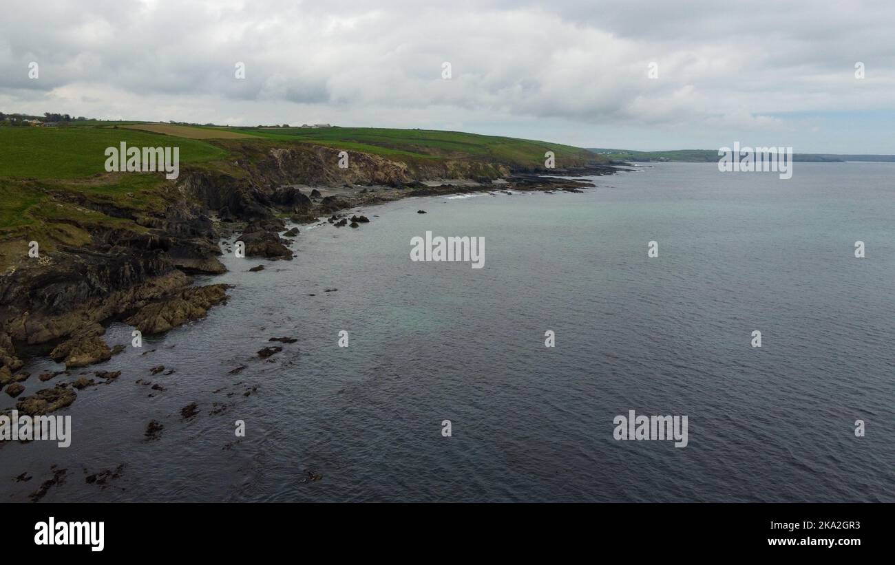 Meeresküste bei bewölktem Wetter, Blick von oben. Die felsige Küste des Atlantischen Ozeans. Natur Nordeuropas. Drohnenfoto. Stockfoto