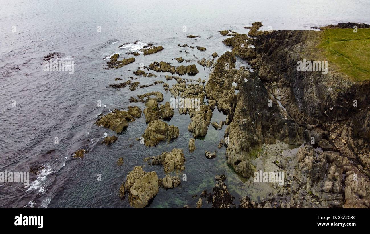 Meeresküste bei bewölktem Wetter, Blick von oben. Die felsige Küste des Atlantischen Ozeans. Natur Nordeuropas. Luftaufnahme. Stockfoto