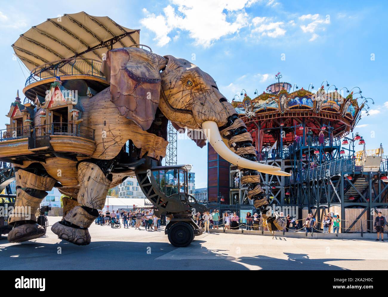 Die riesige Elefantenpuppe, die zu den Maschinen der Touristenattraktion der Insel Nantes gehört, vor dem Karussell der Meereswelten. Stockfoto