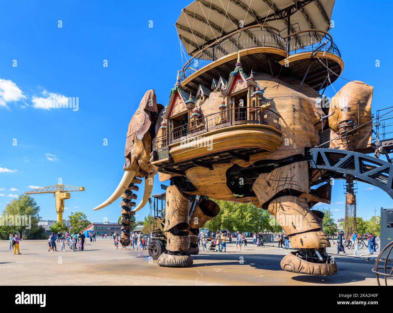 Die riesige Elefantenpuppe, Teil der Maschinen der Attraktion der Insel Nantes, mit dem gelben Titan-Kran in der Ferne. Stockfoto