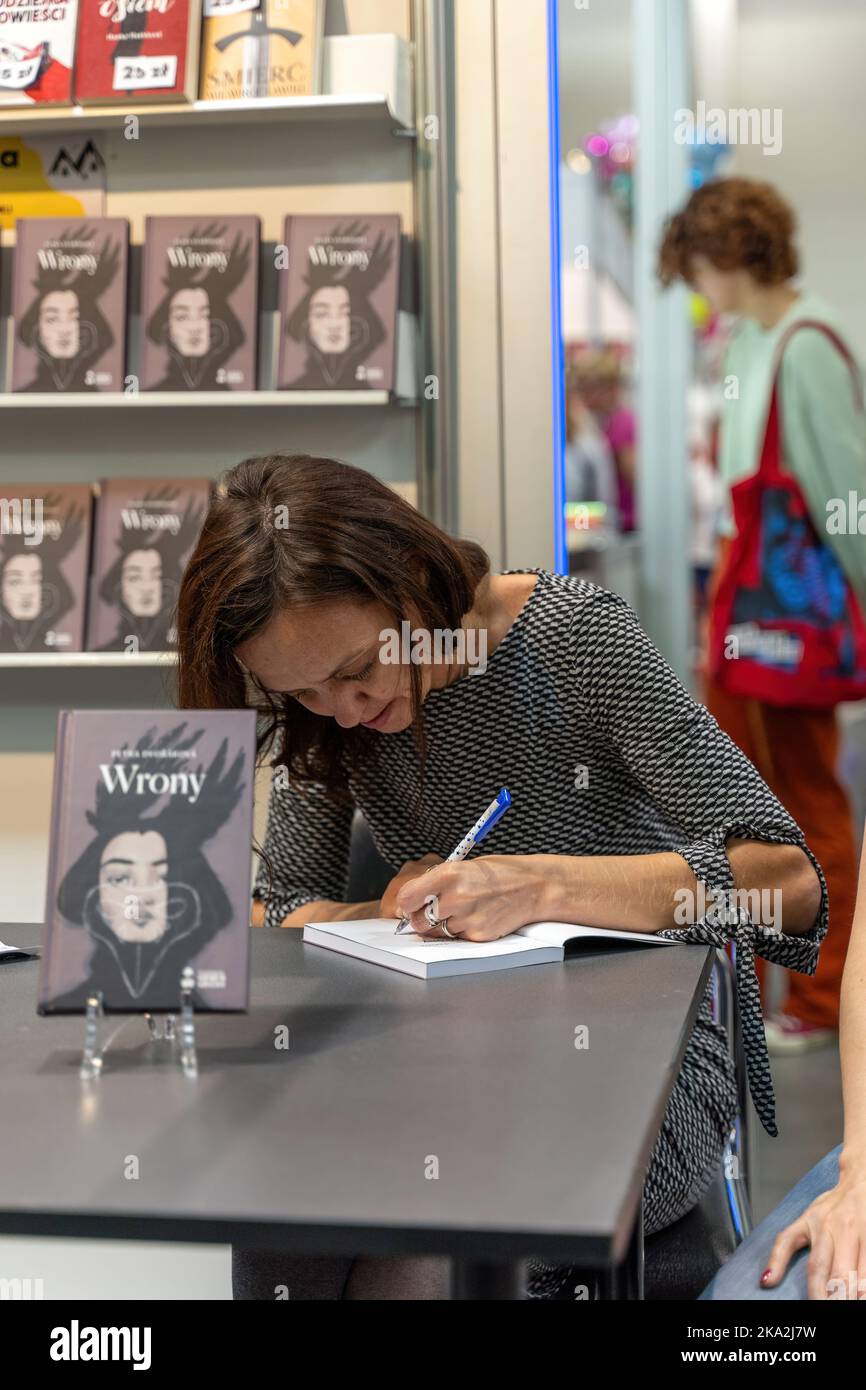 Kraków, Polen - 28.-30. Oktober 2022: Petra Dvořáková, tschechische Schriftstellerin, signiert während der Krakau Buchmesse 2022 auf der Internationalen Ausstellung und in Conven Bücher Stockfoto