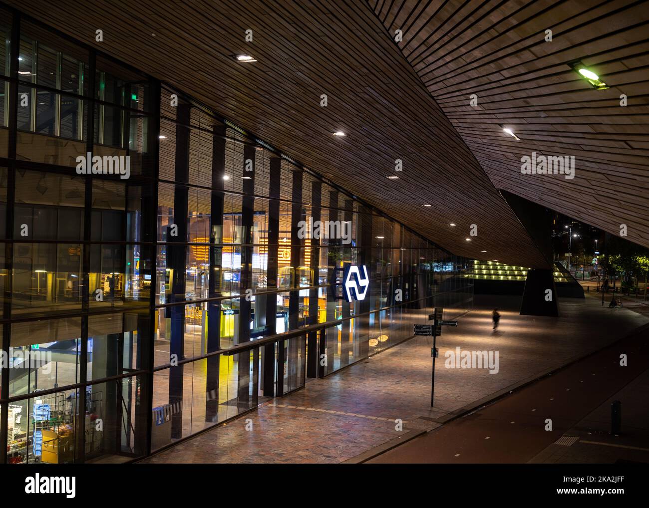 Rotterdam Hauptbahnhof 24.10.2022. Nachts mit langer Belichtung beleuchtet. Bahnhof im Stadtzentrum. Stockfoto