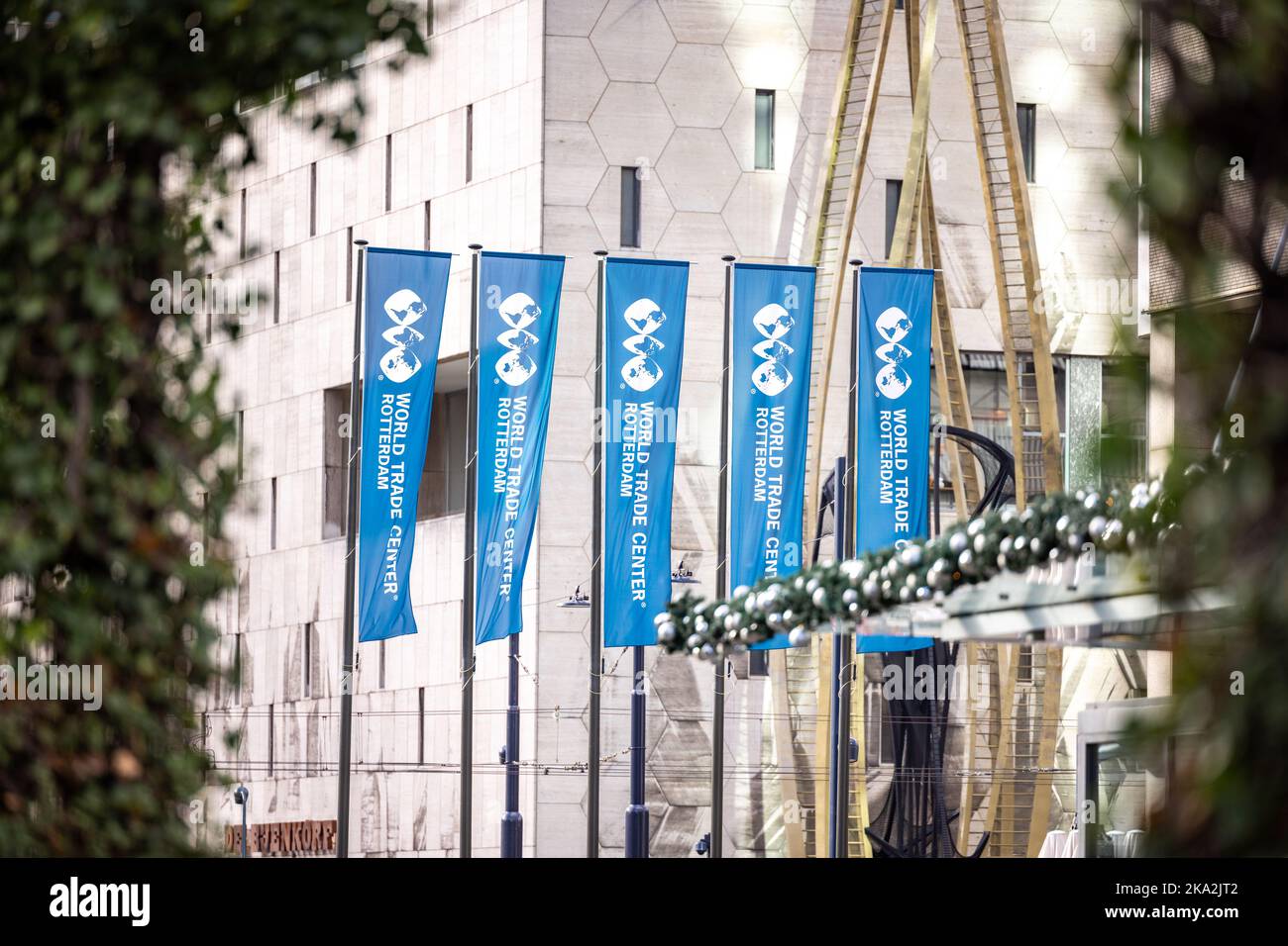 Rotterdam, Niederlande 23.10.2022 World Trade Center blaue Flaggen standen am Sommertag vor dem WTC-Gebäude in Holland. Stockfoto