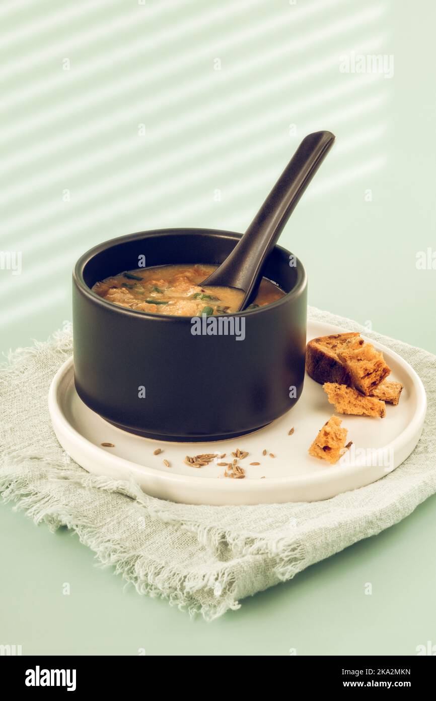 Hausgemachte Brotsuppe aus Brotresten und Kreuzkümmelkernen Stockfoto