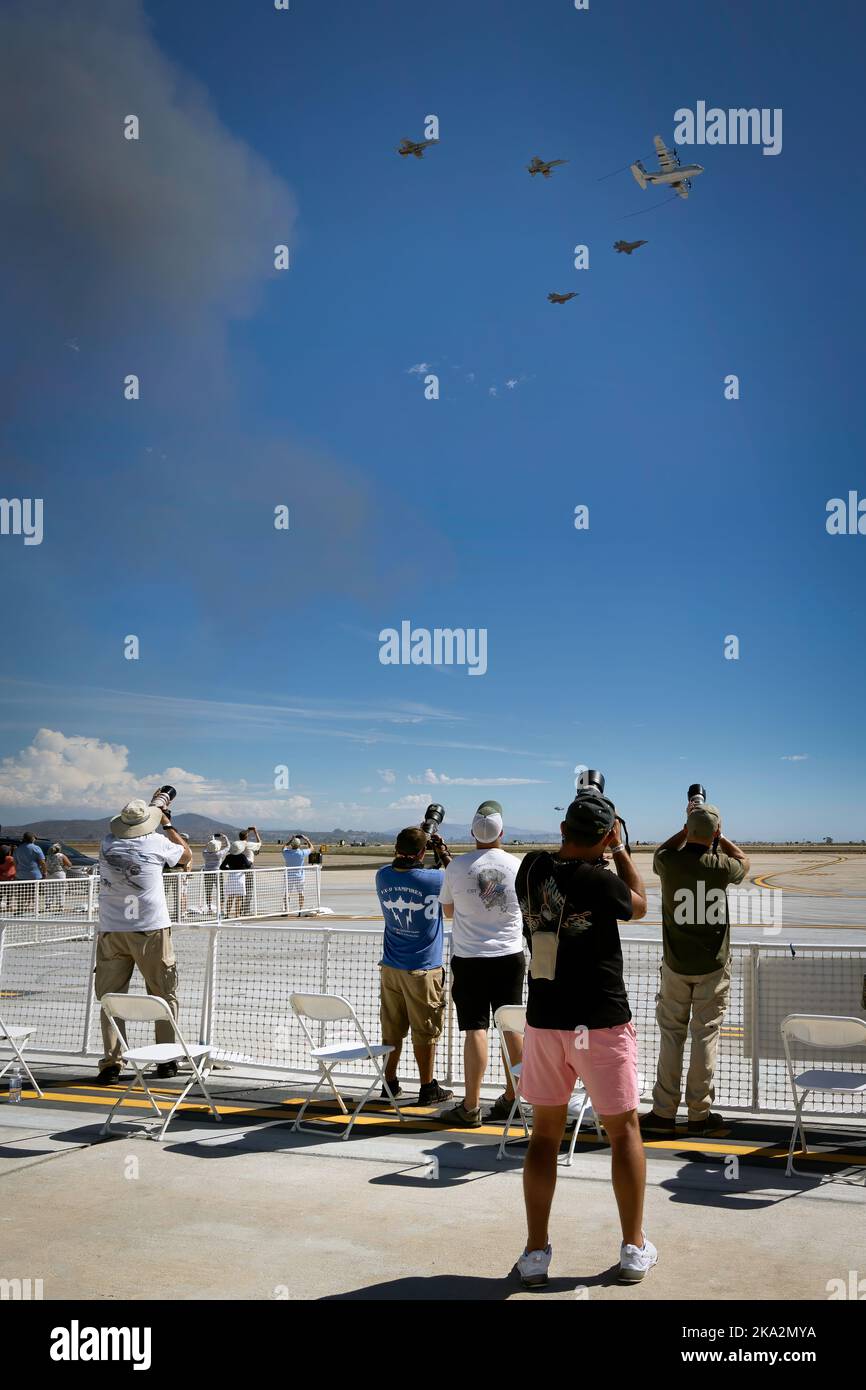Fotografen, die ihre Aufnahmen von Flugzeugen in Formation auf der Miramar Airshow 2022 in San Diego, Kalifornien, machen. Stockfoto
