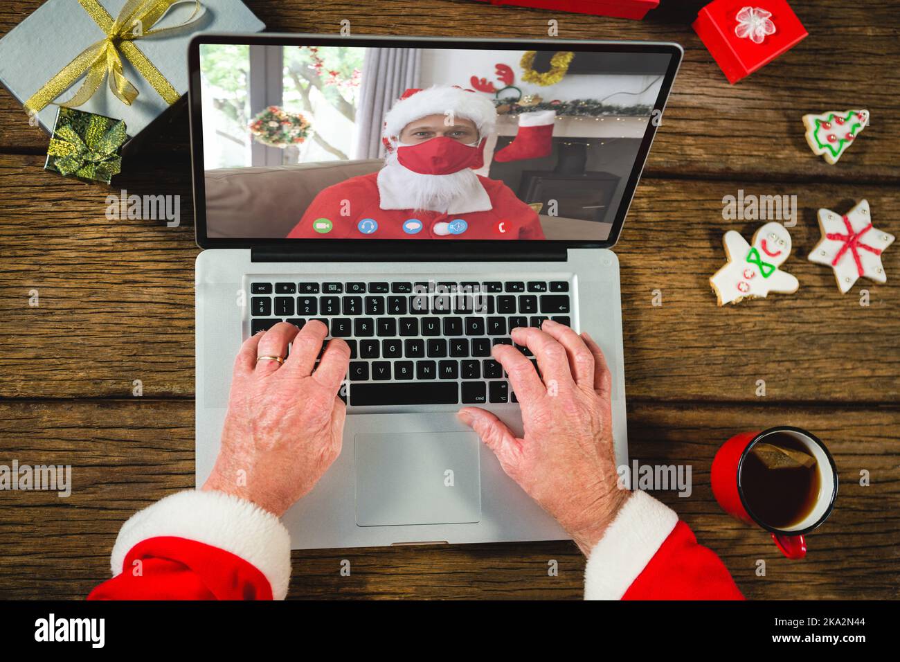 Weißer Obermann hat ein weihnachtliches Videogespräch mit einem weißer Mann im weihnachtsmann-Kostüm Stockfoto