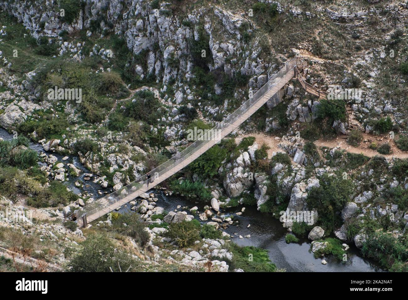 Blick auf die tibetische Brücke, die die Stadt Miera mit dem Murgia Nationalpark verbindet Stockfoto