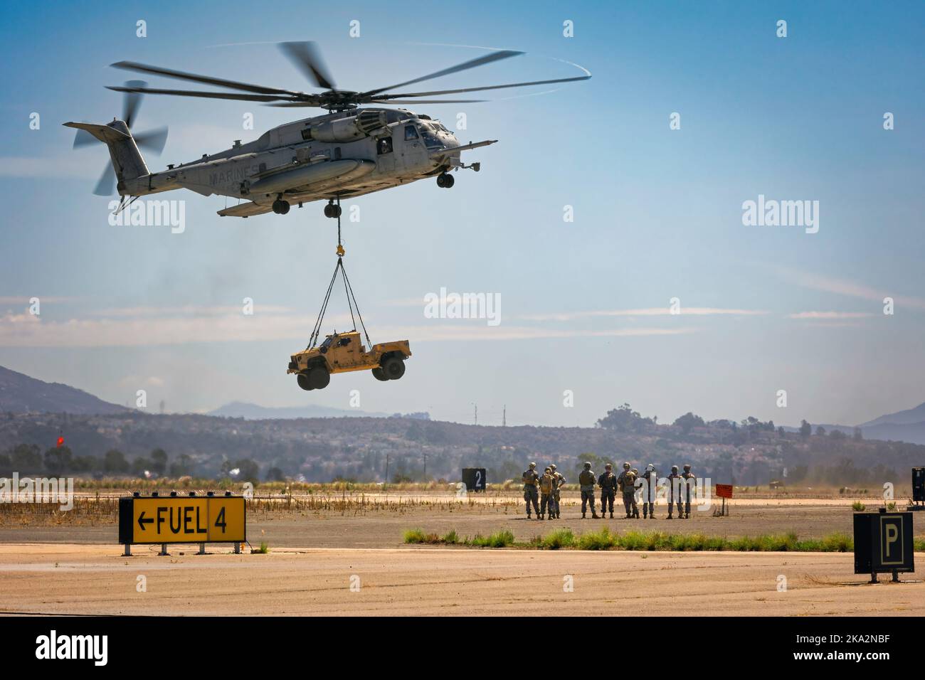 US-Marineinfanteristen beobachten, wie ein H-53-Seehengst ein Fahrzeug zur Demonstrationsprobe der Marine Air-Ground Task Force (MAGTF) auf der Miramar Airshow 2022 bringt Stockfoto