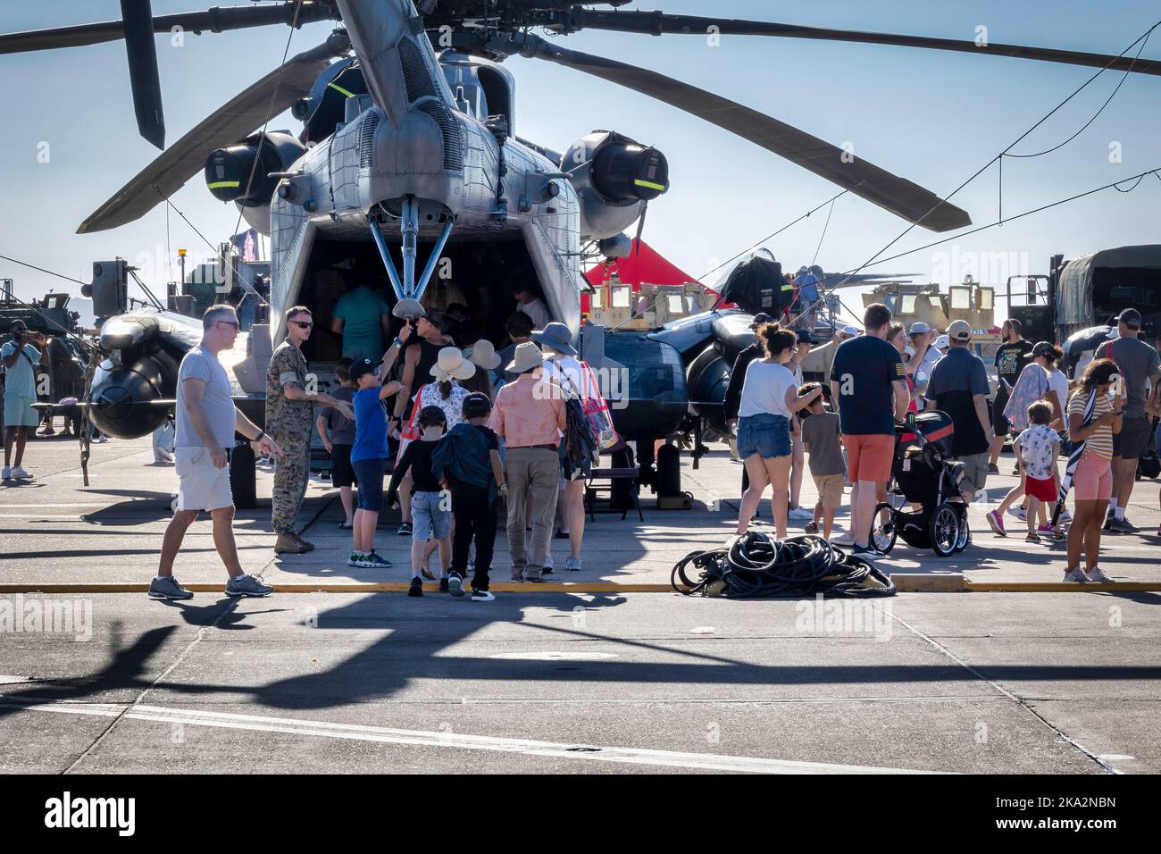 Menschenmengen besichtigen einen H-53-Seehengst, der auf der Miramar Airshow 2022 in San Diego, Kalifornien, ausgestellt wird. Stockfoto