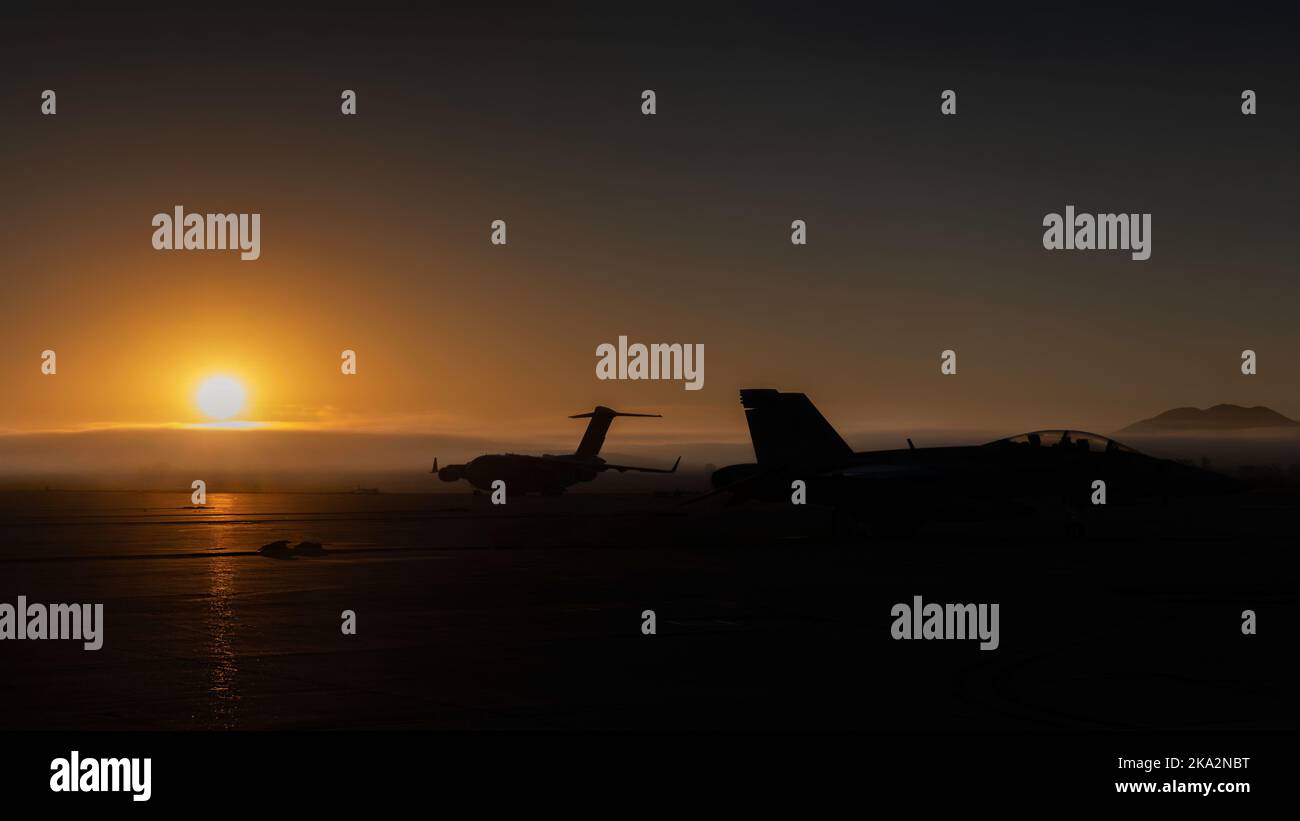 Ein FA-18 Hornet und C-17 Globemaster sitzen auf dem Asphalt, bevor die Massen zur Miramar Airshow 2022 in San Diego, Kalifornien, eintreffen. Stockfoto