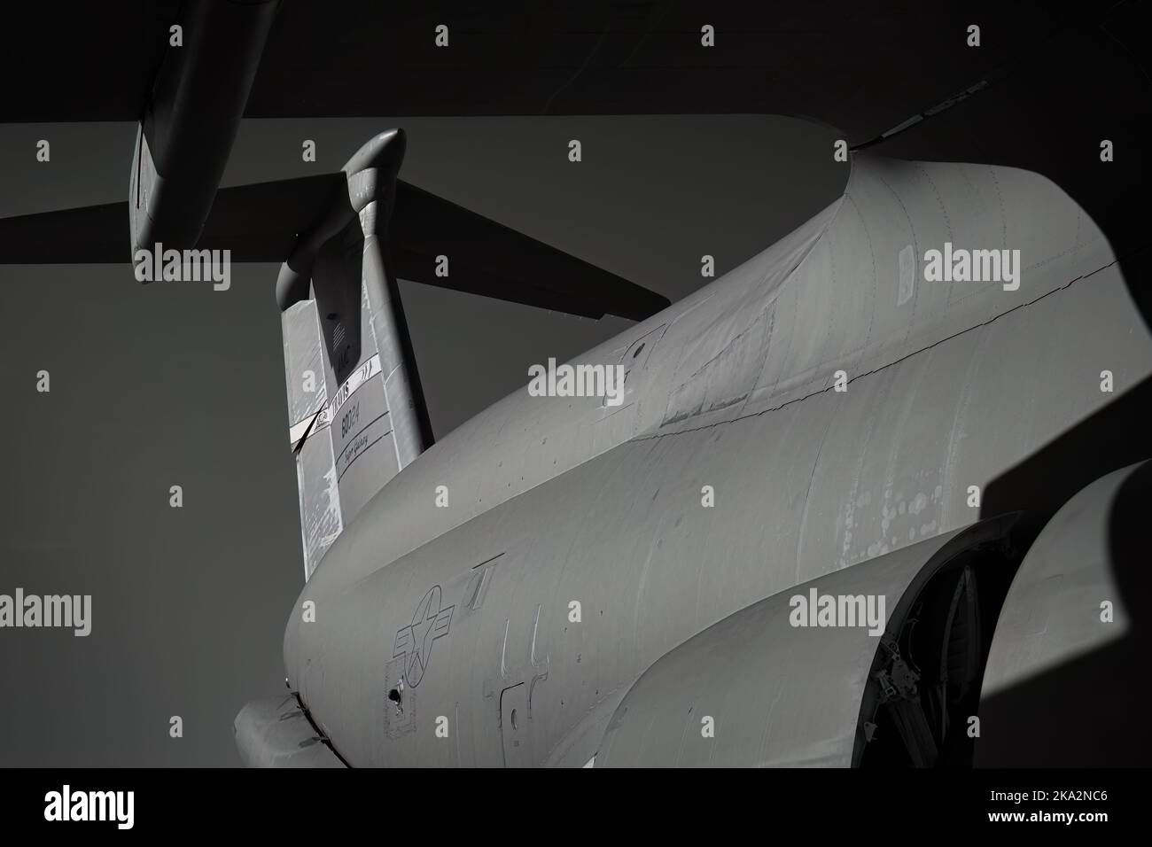 Die Schatten einer C-5-Galaxie der US-Luftwaffe werden auf der Miramar Airshow 2022 in San Diego, Kalifornien, ausgestellt. Stockfoto