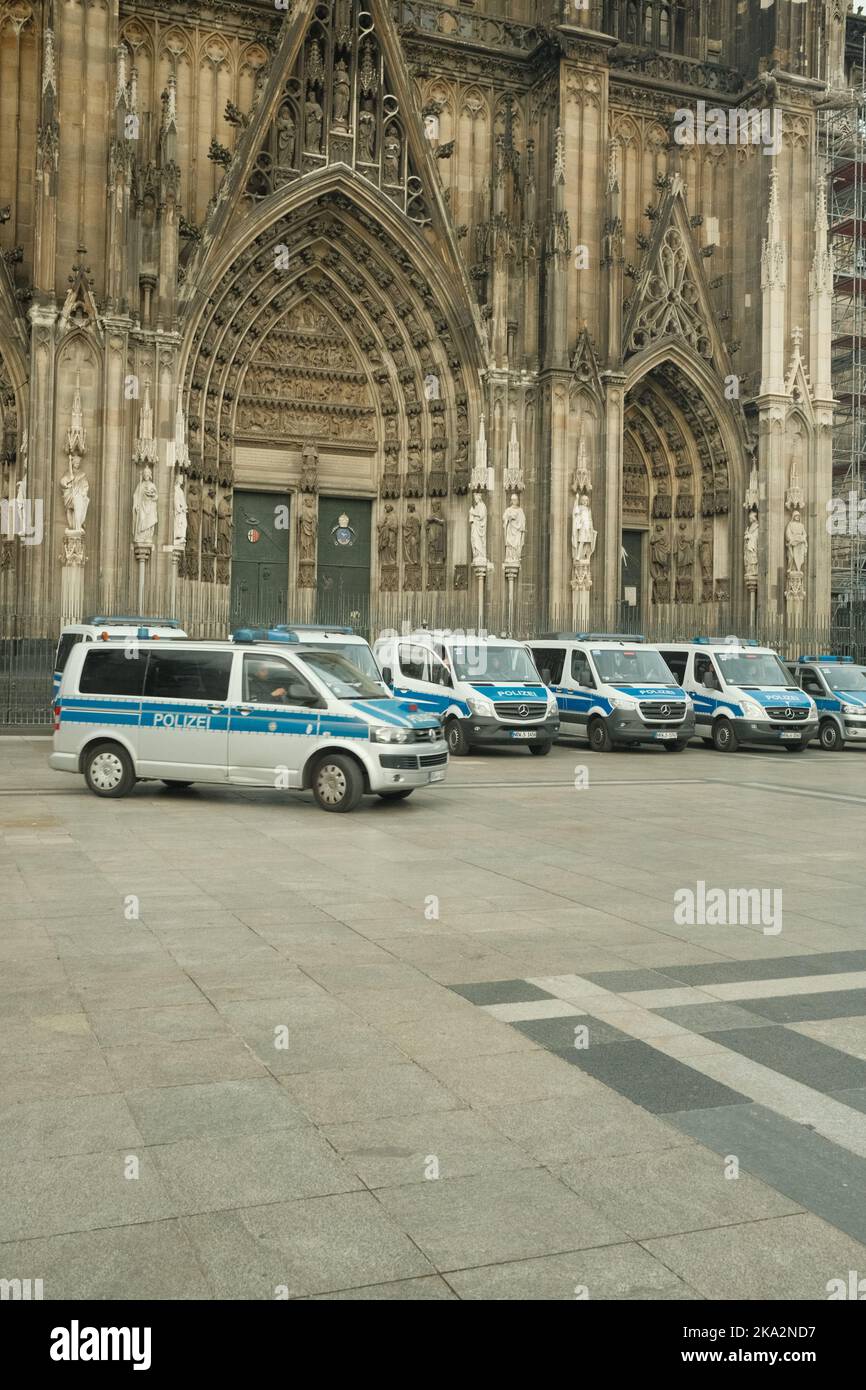 Eine Reihe von Mercedes-Benz Sprinter Polizeiwagen vor dem Kölner Dom in Deutschland Stockfoto