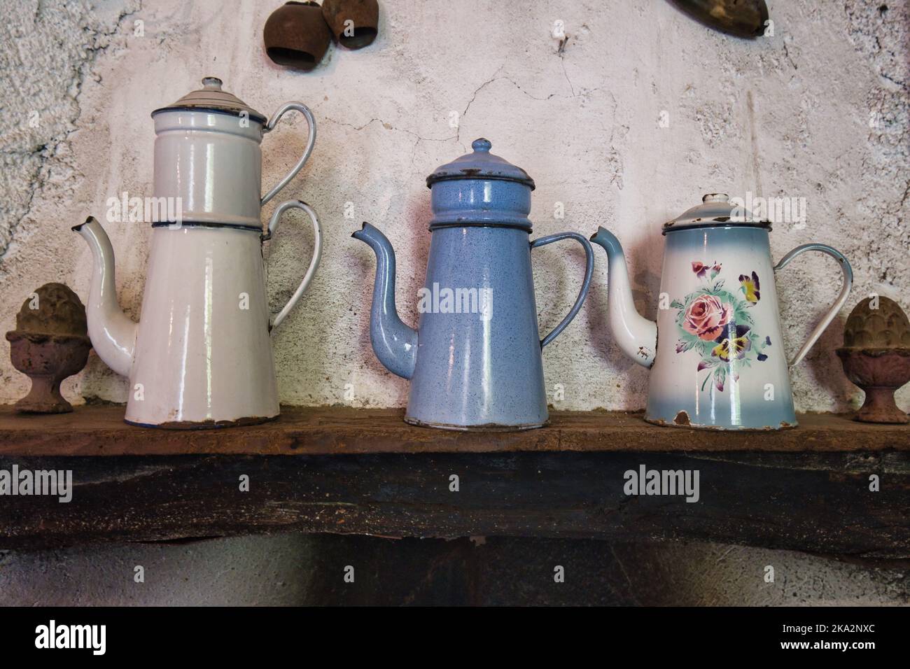 Drei alte Vintage-Kaffeebecher aus Metall in verschiedenen Größen Stockfoto