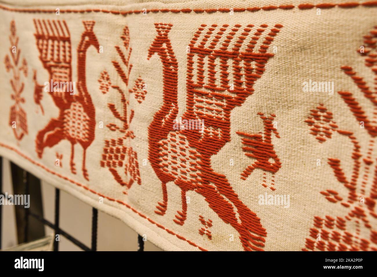 Nahaufnahme eines Stoffes mit traditionellen sardischen ethnischen Motiven Stockfoto