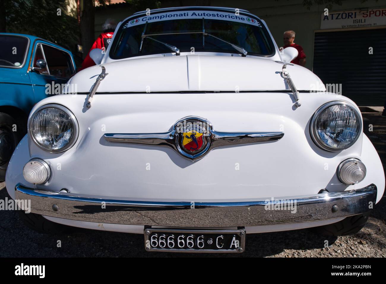 Vorderansicht eines Fiat 500 Abarth, eines alten Rennwagens Stockfoto
