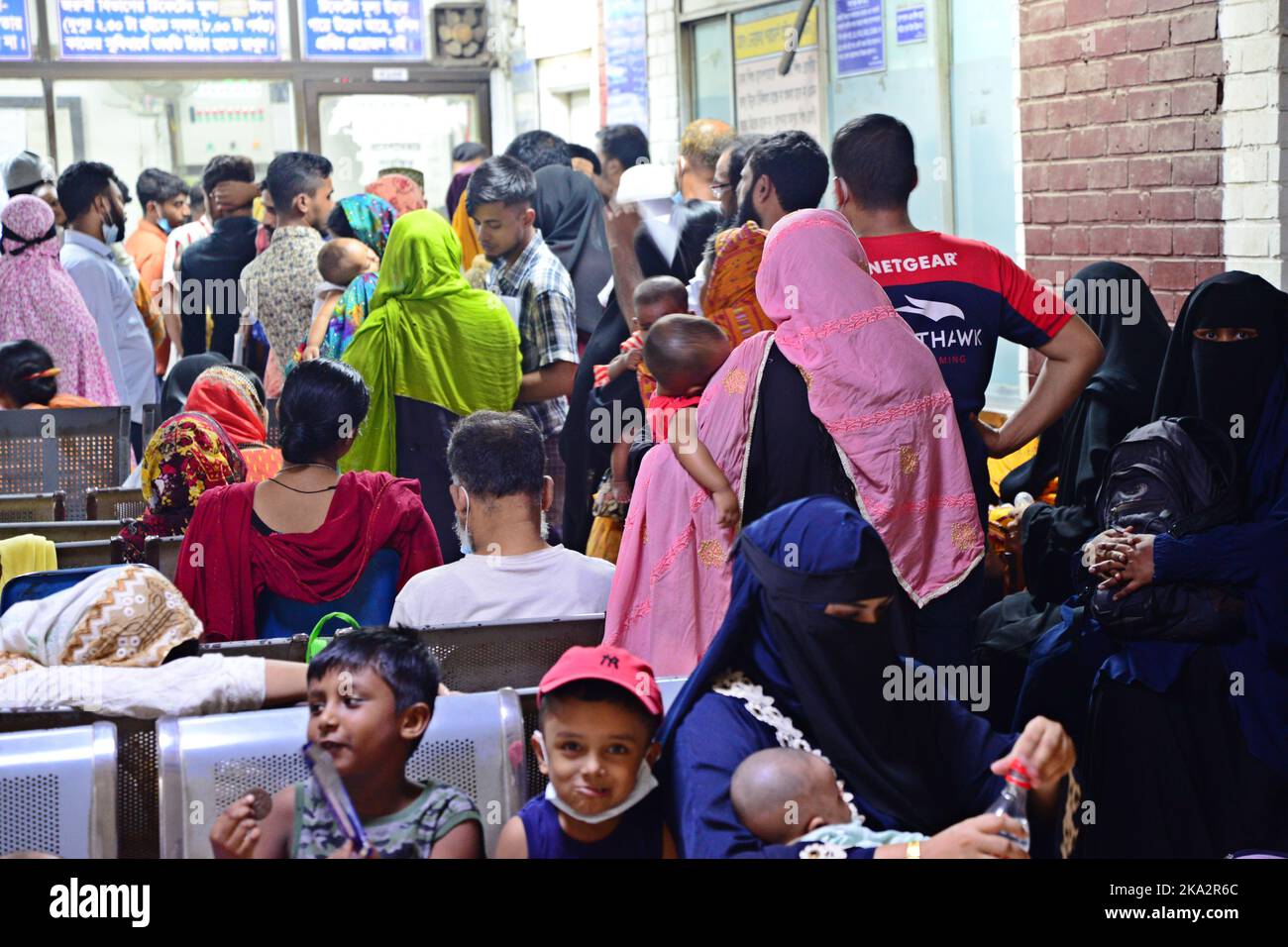 Dhaka, Bangladesch. 31. Oktober 2022. Verwandte versammeln sich mit ihren Kinderpatienten vor dem Notruftor, als sie am 31. Oktober 2022 zur Behandlung in Dhaka, Bangladesch, ins Kinderkrankenhaus von Dhaka kommen. Fast 38024 Menschen wurden bis heute seit Januar hospitalisiert und 141 Todesfälle verzeichnet, und in den letzten 24 Stunden wurden 873 Patienten in Krankenhäuser eingeliefert, so das Büro des Gesundheitsministeriums. Kredit: Mamunur Rashid/Alamy Live Nachrichten Stockfoto