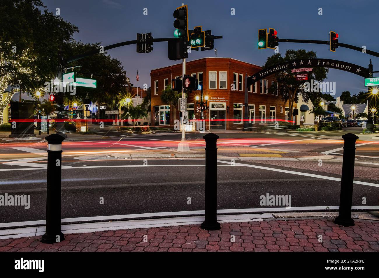 Eine Langzeitaufnahme der Innenstadt von Dunedin bei Nacht in Florida