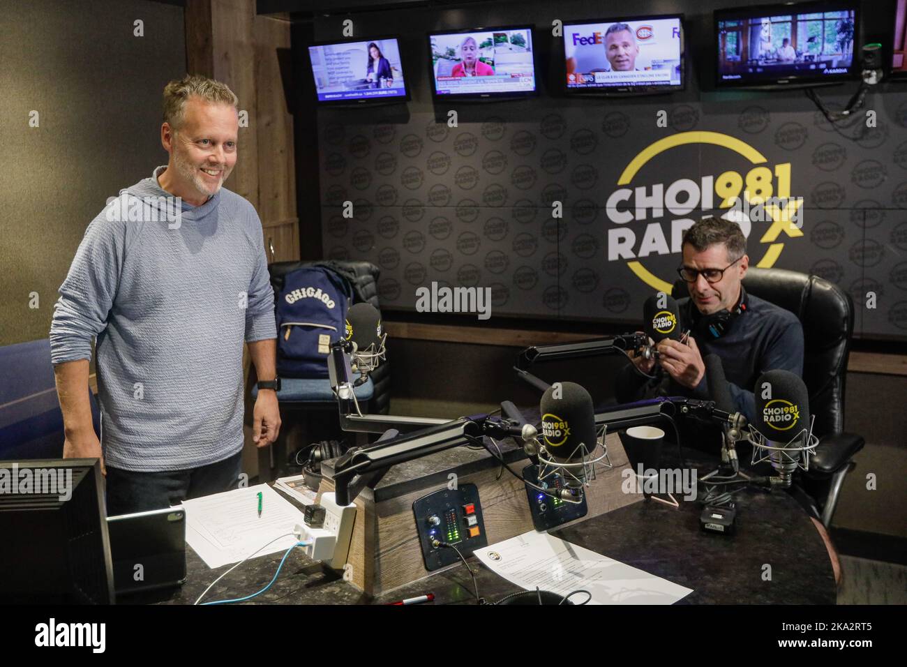 Morning man Radio Host Dominic Maurais (links) begrüßt PCQ-Chef Eric Duhaime am 29. September 2022 im CHOI FM (Radio-X 98,1) Studio in Quebec City. Stockfoto
