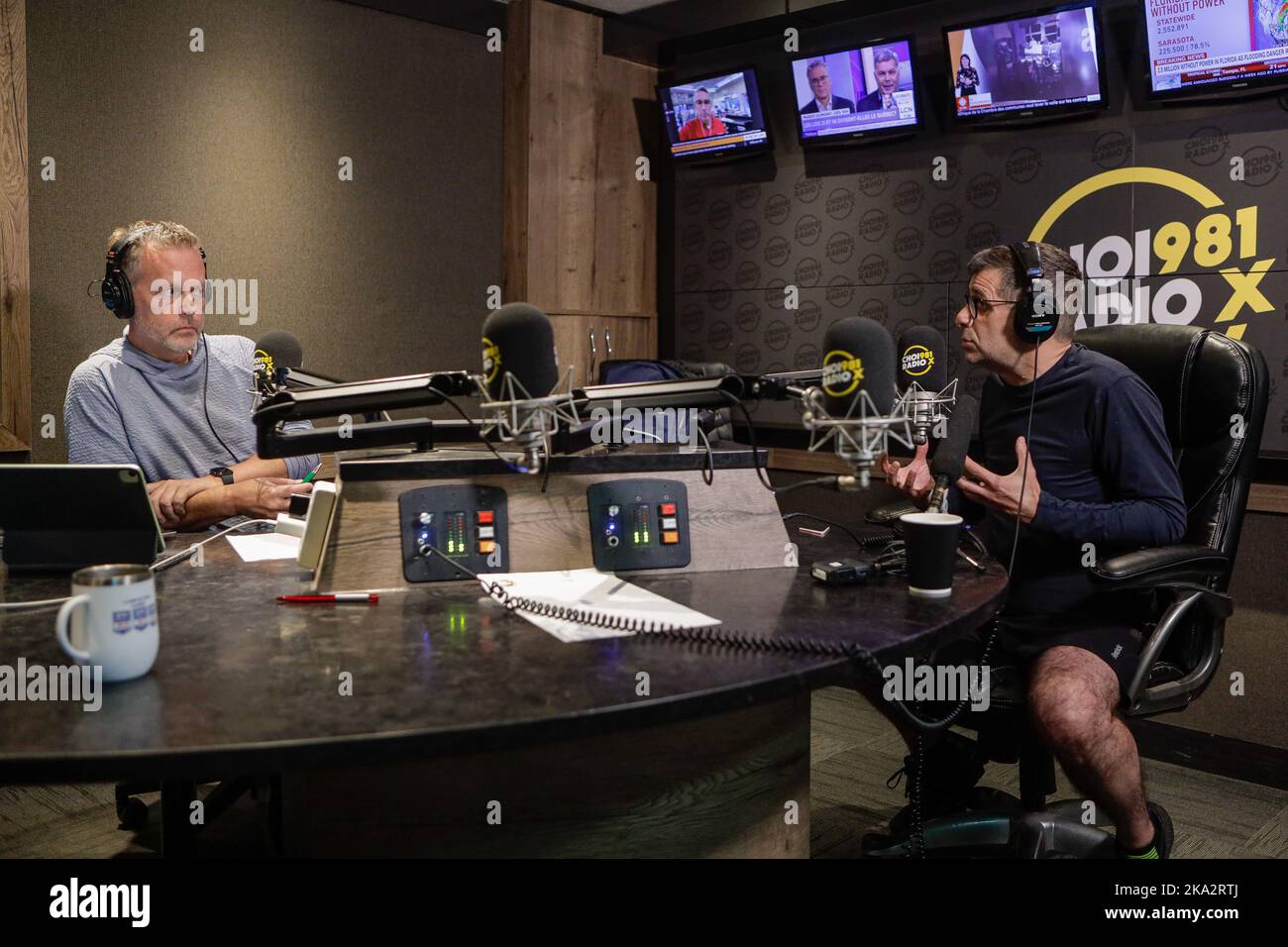 Morning man Radio Host Dominic Maurais (links) spricht mit dem PCQ-Leiter Eric Duhaime im CHOI FM (Radio-X 98,1) Studio in Quebec City am 29. September 2022. Stockfoto