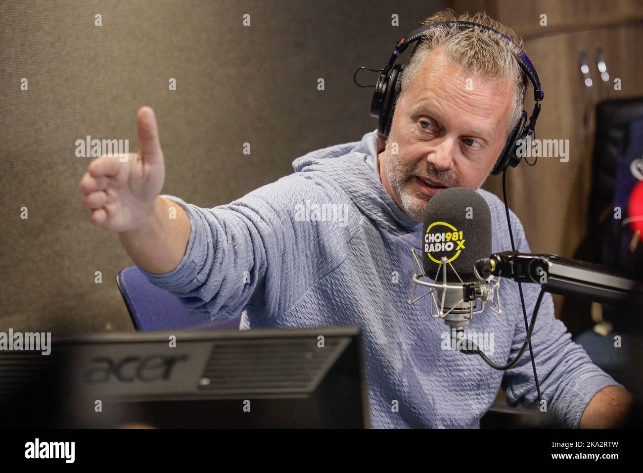 Morning man Radio Host Dominic Maurais (links) on air bei CHOI FM (Radio-X 98,1) in Quebec City am 29. September 2022. Stockfoto