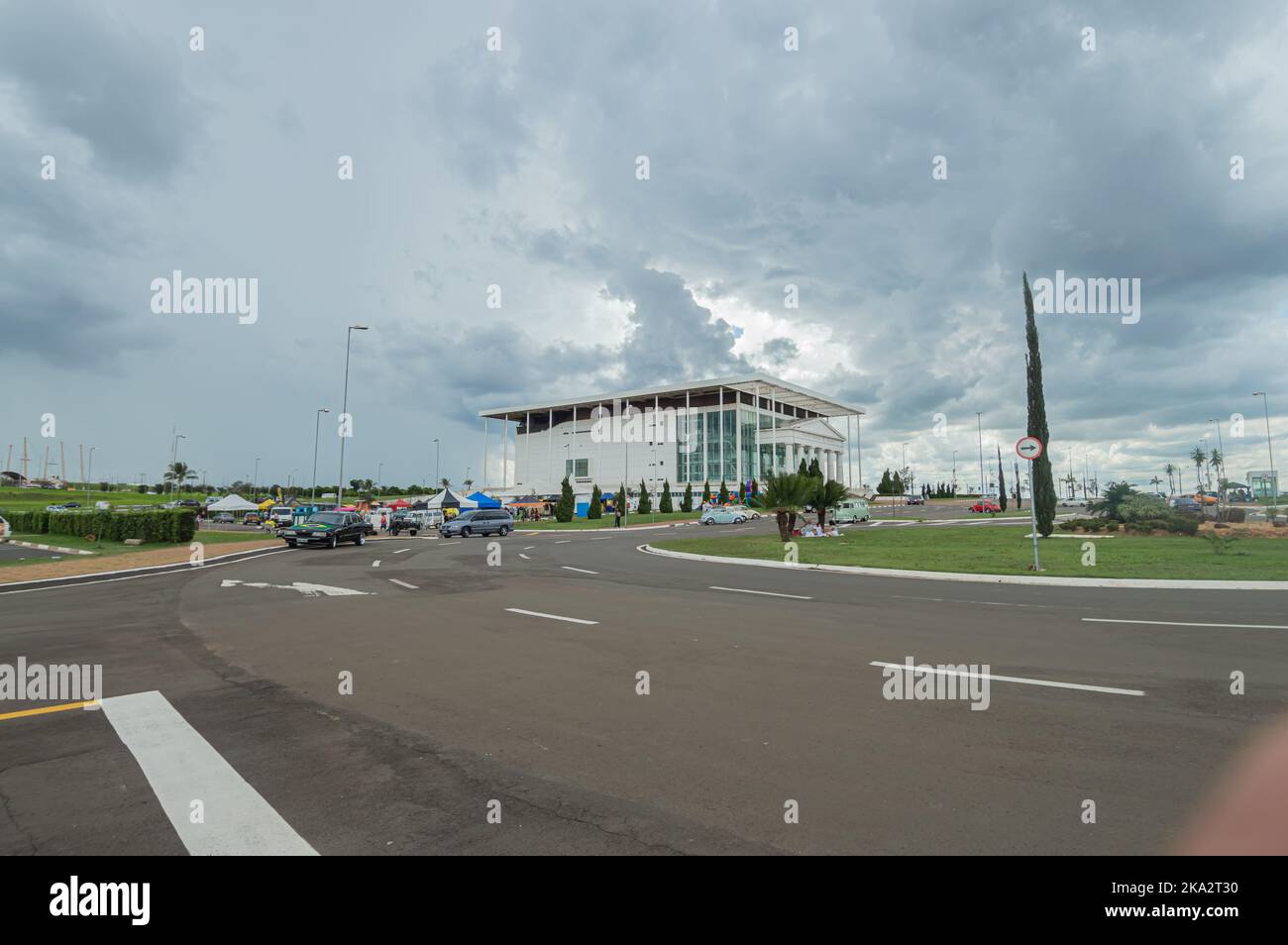 Paulinia-sp,Brasilien-Oktober 30,2022 : Paulinia Municipal Theatre 'Teatro Municipal de paulinia' gesamte Struktur an einem bewölkten Tag. Stockfoto