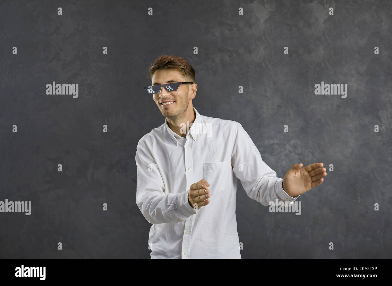 Lustige glücklich jungen Kerl in modernen Strolchen Leben Pixel Sonnenbrille tanzen und genießen Musik Stockfoto