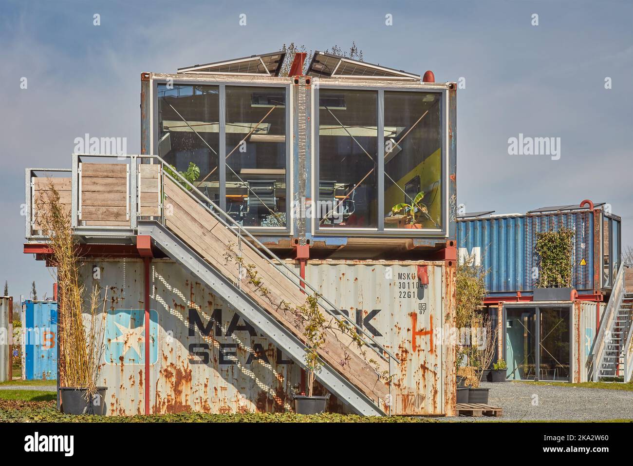 Almere, Niederlande - 21. April 2022: Kleine Büros aus gebrauchten Stahlcontainern in Almere, Niederlande Stockfoto