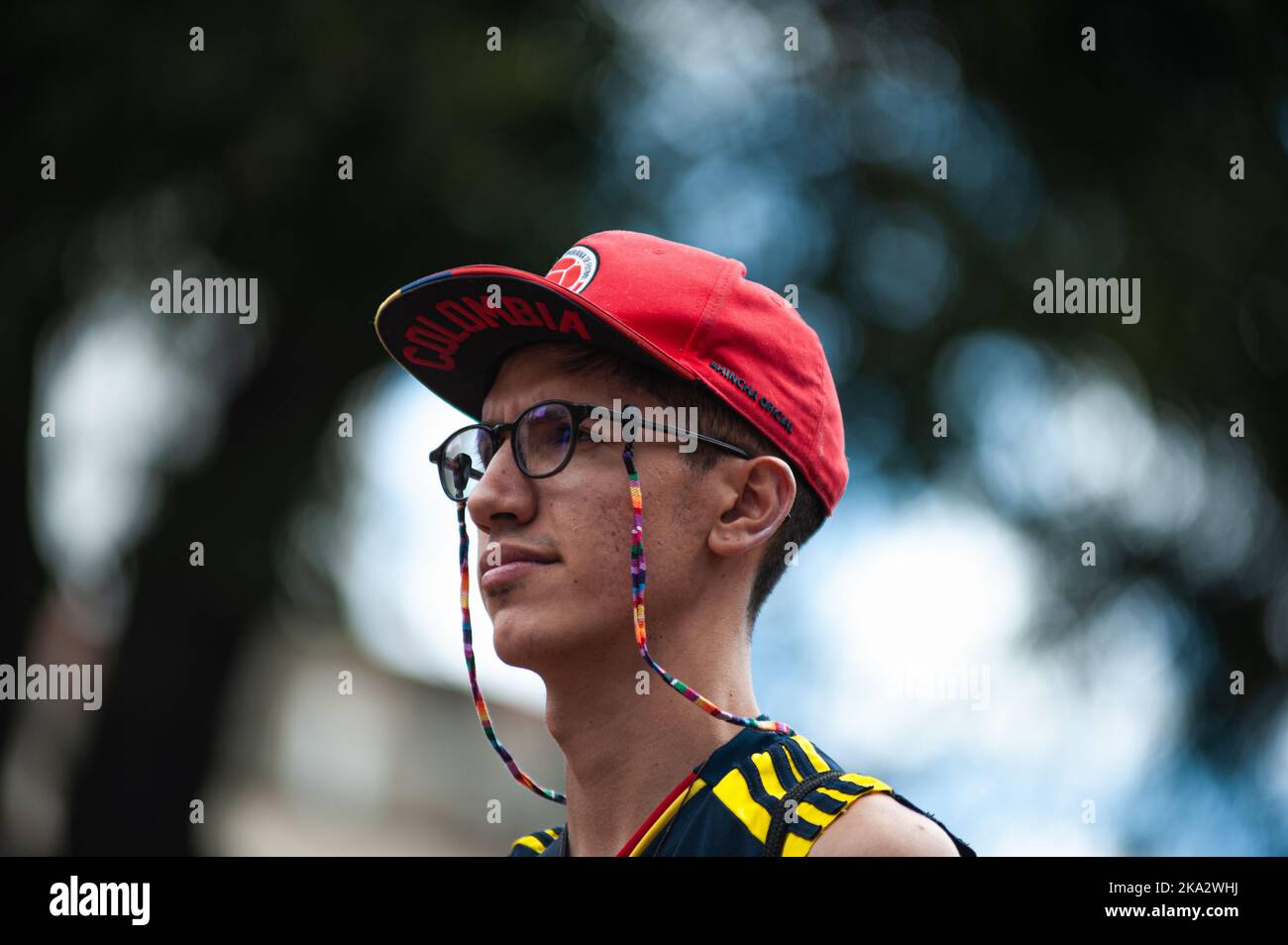 Kolumbianische Fans versammeln sich und reagieren in Bogota, Kolumbien, um das Finale zwischen Kolumbien und Spanien für die U-17 Frauen-Weltmeisterschaft am 30. Oktober 2 zu sehen Stockfoto