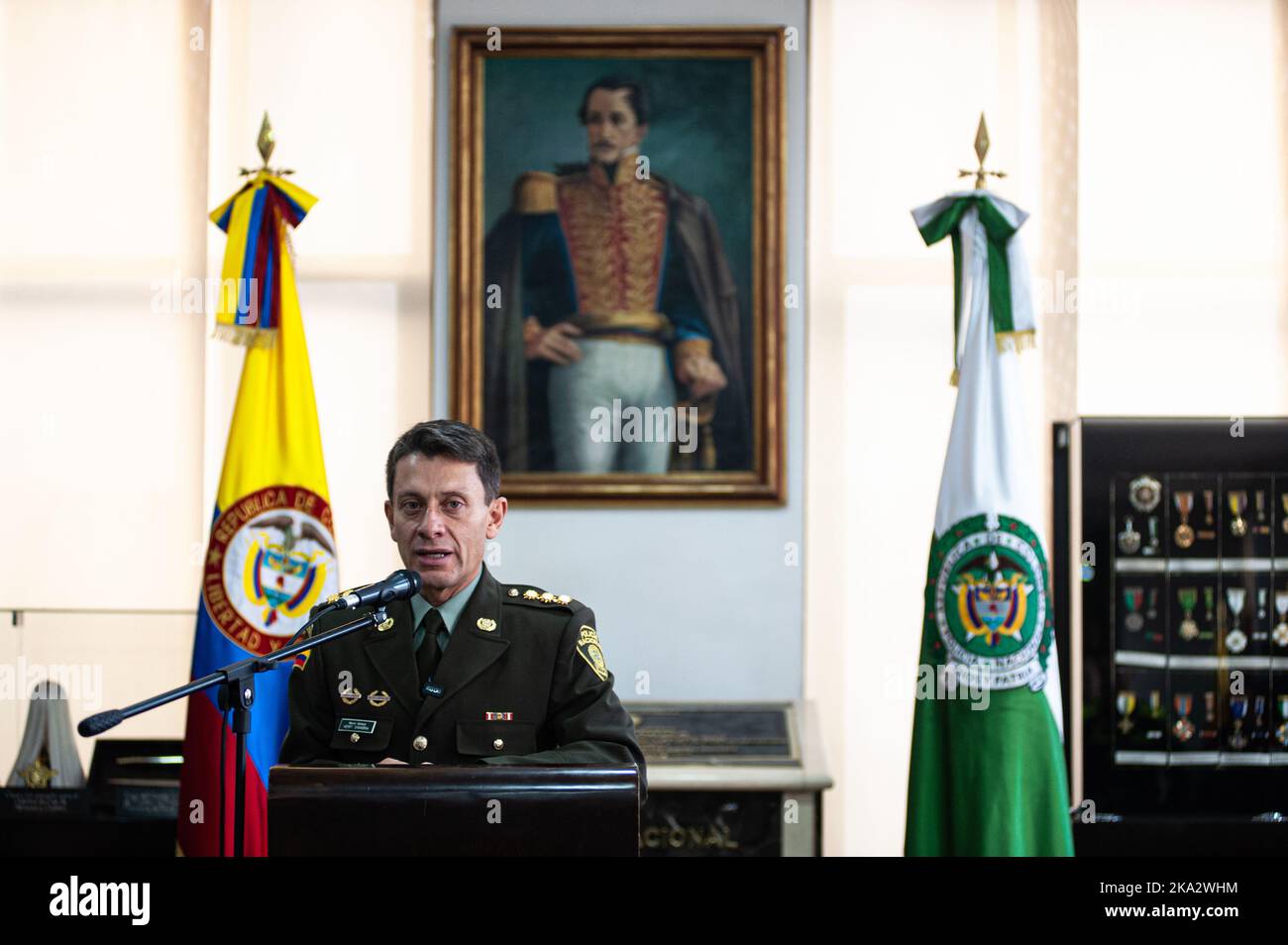 Der kolumbianische Polizeidirektor, General Henry Sanabria, spricht während einer Pressekonferenz in Bogota, Kolumbien, einen Tag nach dem Angriff auf sein Auto aus der Wagenkolonne Stockfoto