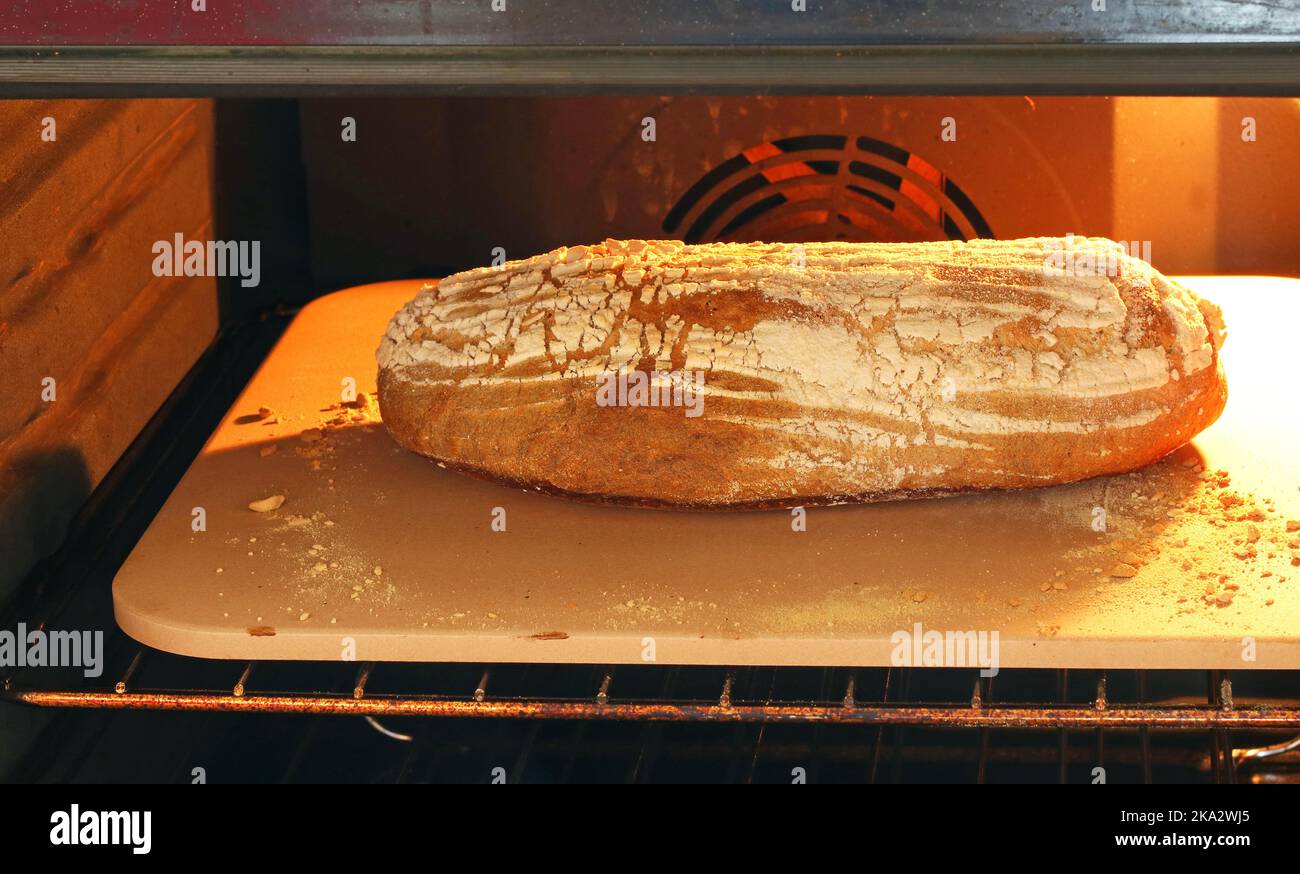 Hausgemachtes Brot wird im Ofen gekocht. Stockfoto