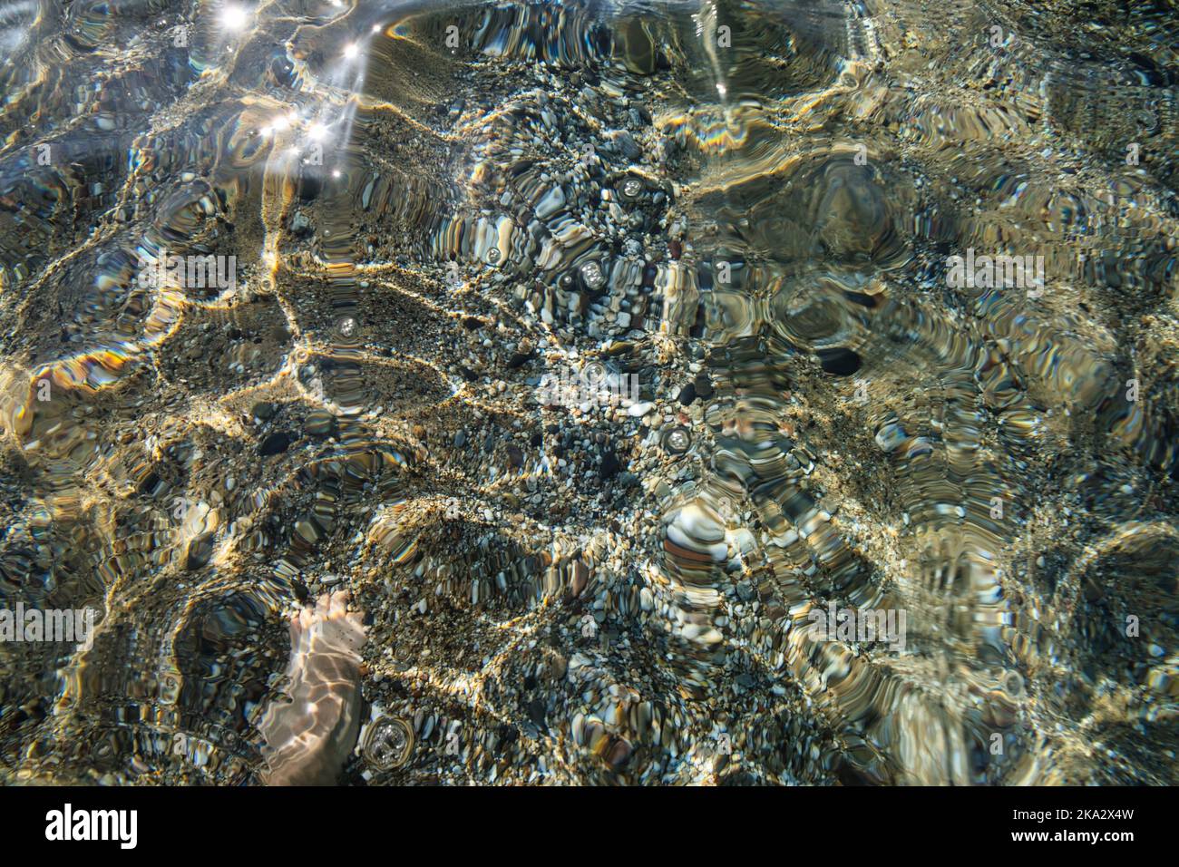 Abstrakter Hintergrund, Blick auf das durch den Wasserfluss verformte Vorland Stockfoto