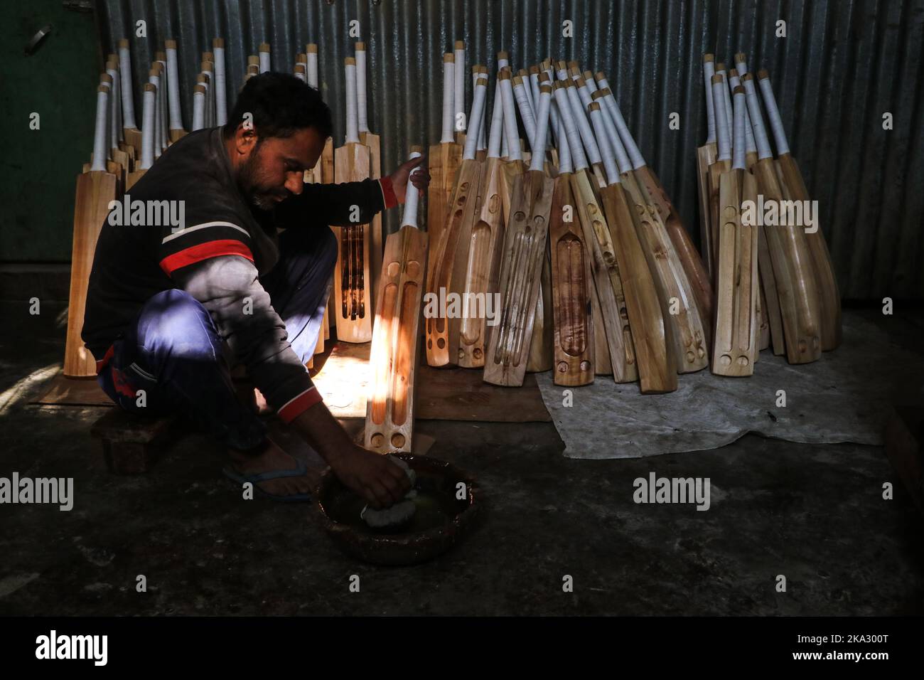 31. Oktober 2022, Bijhbehara, Jammu und Kashmir, Indien: Ein Arbeiter poliert eine Fledermaus, während er in einer Fabrik in Sangam einen Cricket-Schläger macht. Kashmiri Weide hat einen bedeutenden Ausflug in die internationale Cricket gemacht, vor kurzem wurde von einigen Spielern bei der Weltmeisterschaft T20 und der Legends Cricket League verwendet. (Bild: © Adil Abbas/ZUMA Press Wire) Stockfoto