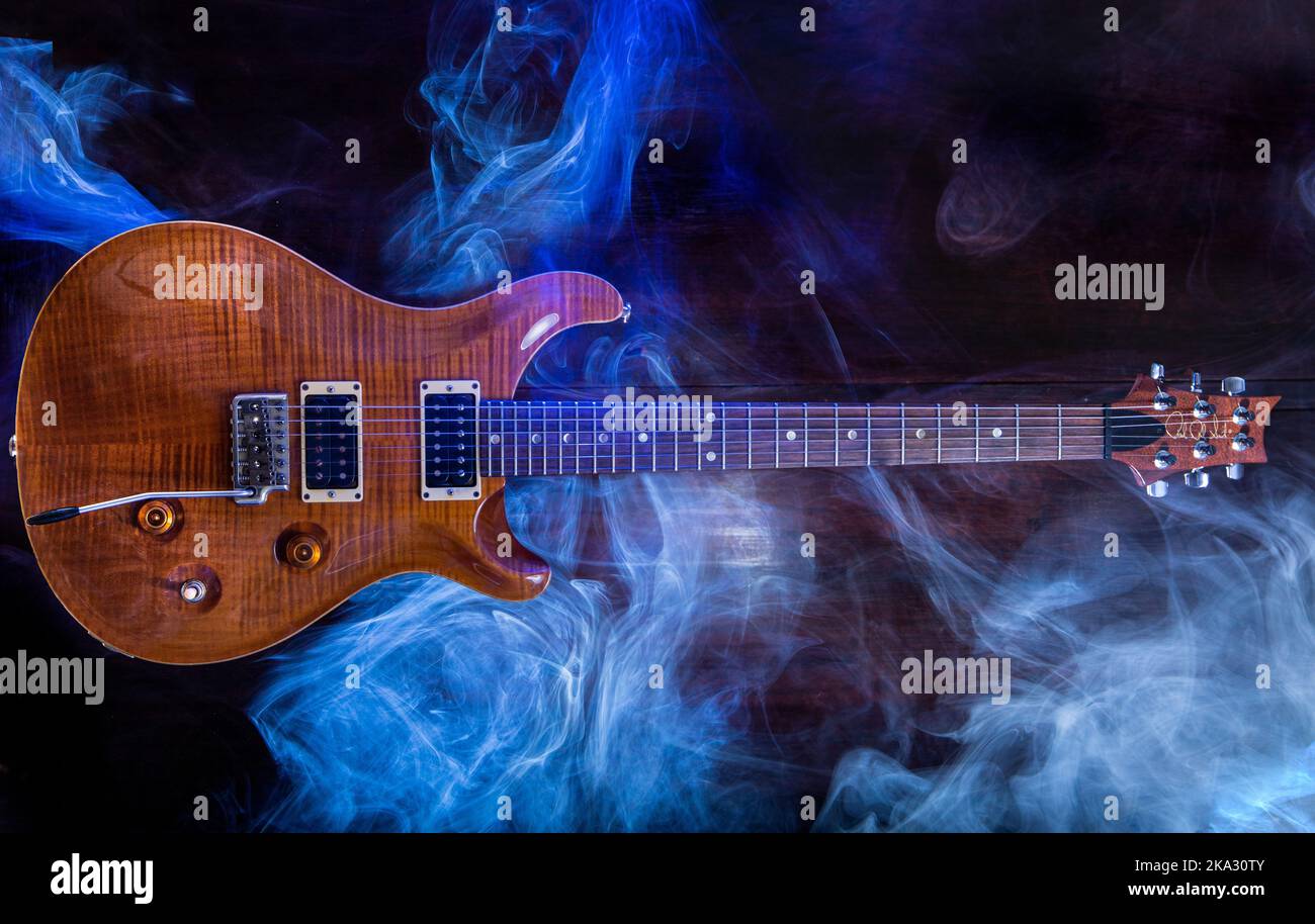 Eine Draufsicht auf die Gitarre von Paul Reed Smith im Studio mit blauem Rauch im Hintergrund Stockfoto