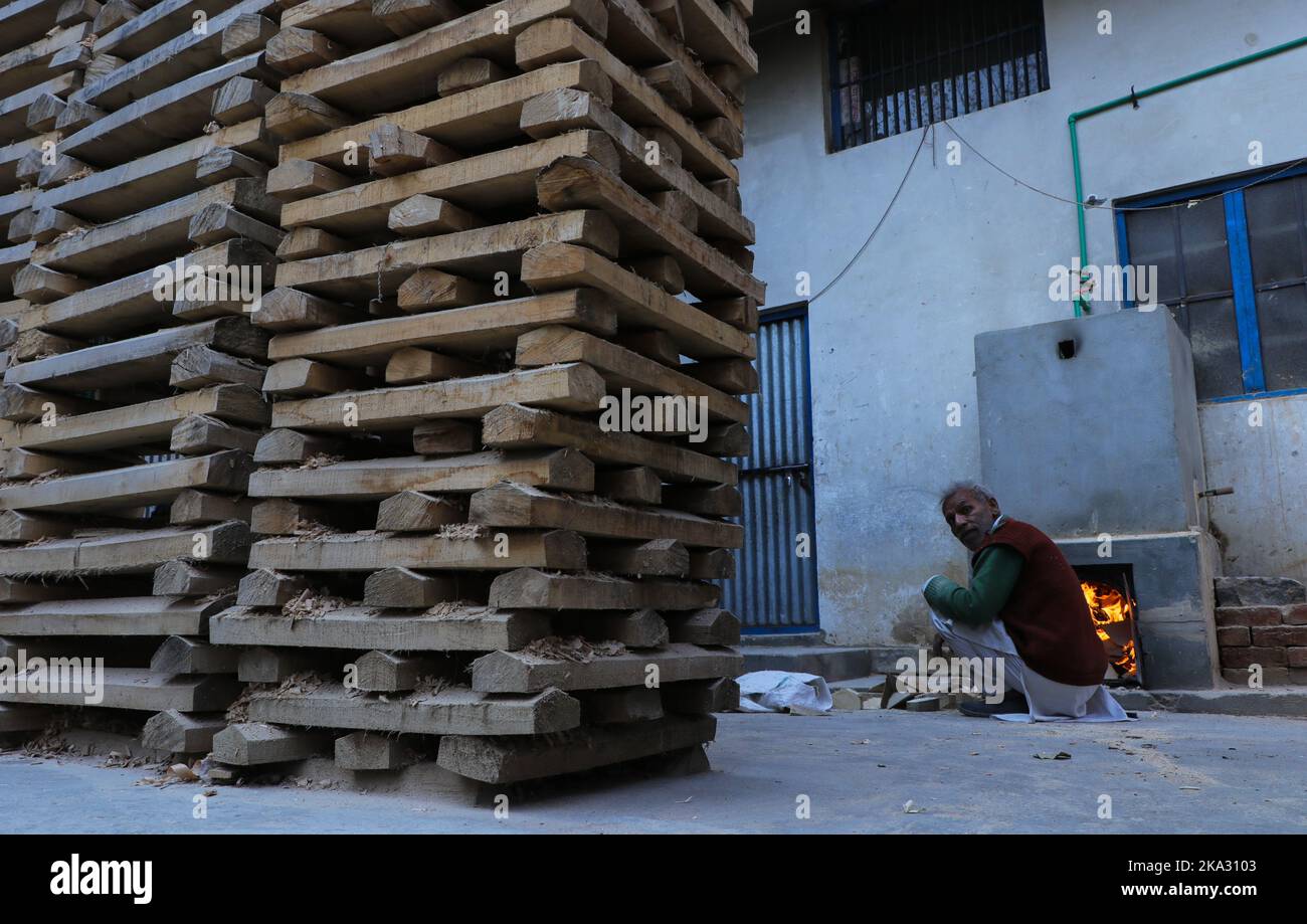 31. Oktober 2022, Bijhbehara, Jammu und Kaschmir, Indien: Ein Arbeiter arbeitet in einer Fledermausfabrik in Sangam. Kashmiri Weide hat einen bedeutenden Ausflug in die internationale Cricket gemacht, vor kurzem wurde von einigen Spielern bei der Weltmeisterschaft T20 und der Legends Cricket League verwendet. (Bild: © Adil Abbas/ZUMA Press Wire) Stockfoto