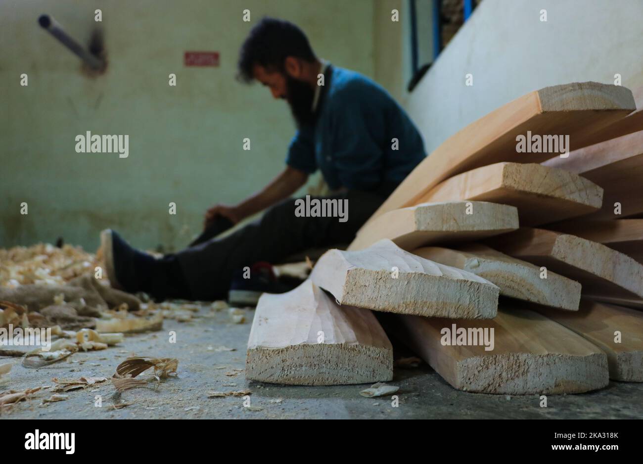 31. Oktober 2022, Bijhbehara, Jammu und Kashmir, Indien: Ein Arbeiter formt eine Weide mit einem Holzbearbeitungswerkzeug, um Cricket-Schläger in einer Fabrik in Sangam herzustellen. Kashmiri Weide hat einen bedeutenden Ausflug in die internationale Cricket gemacht, vor kurzem wurde von einigen Spielern bei der Weltmeisterschaft T20 und der Legends Cricket League verwendet. (Bild: © Adil Abbas/ZUMA Press Wire) Stockfoto