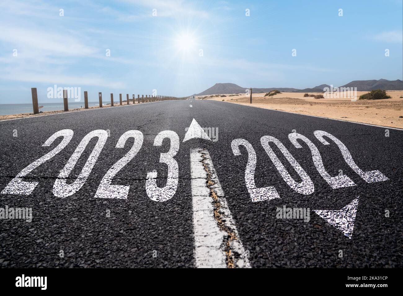 2023 Neujahrsreise und Zukunftsvision Konzept . Naturlandschaft mit Autobahnstraße, die zum glücklichen neuen Jahr führt Stockfoto