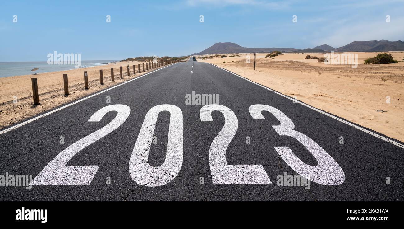 2023 Neujahrsreise und Zukunftsvision Konzept . Naturlandschaft mit Autobahnstraße, die zum glücklichen neuen Jahr führt Stockfoto