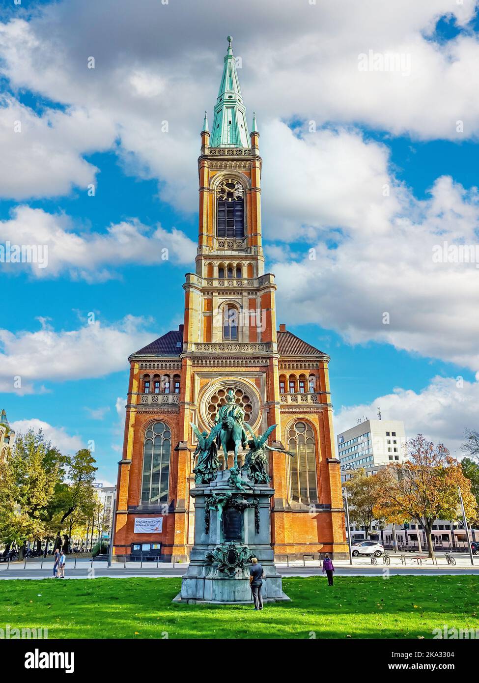 Düsseldorf (Johanneskirche), Deutschland - Oktober 9. 2022: Alte mittelalterliche Kirche aus dem 18.. Jahrhundert im romanischen Revival-Stil Stockfoto