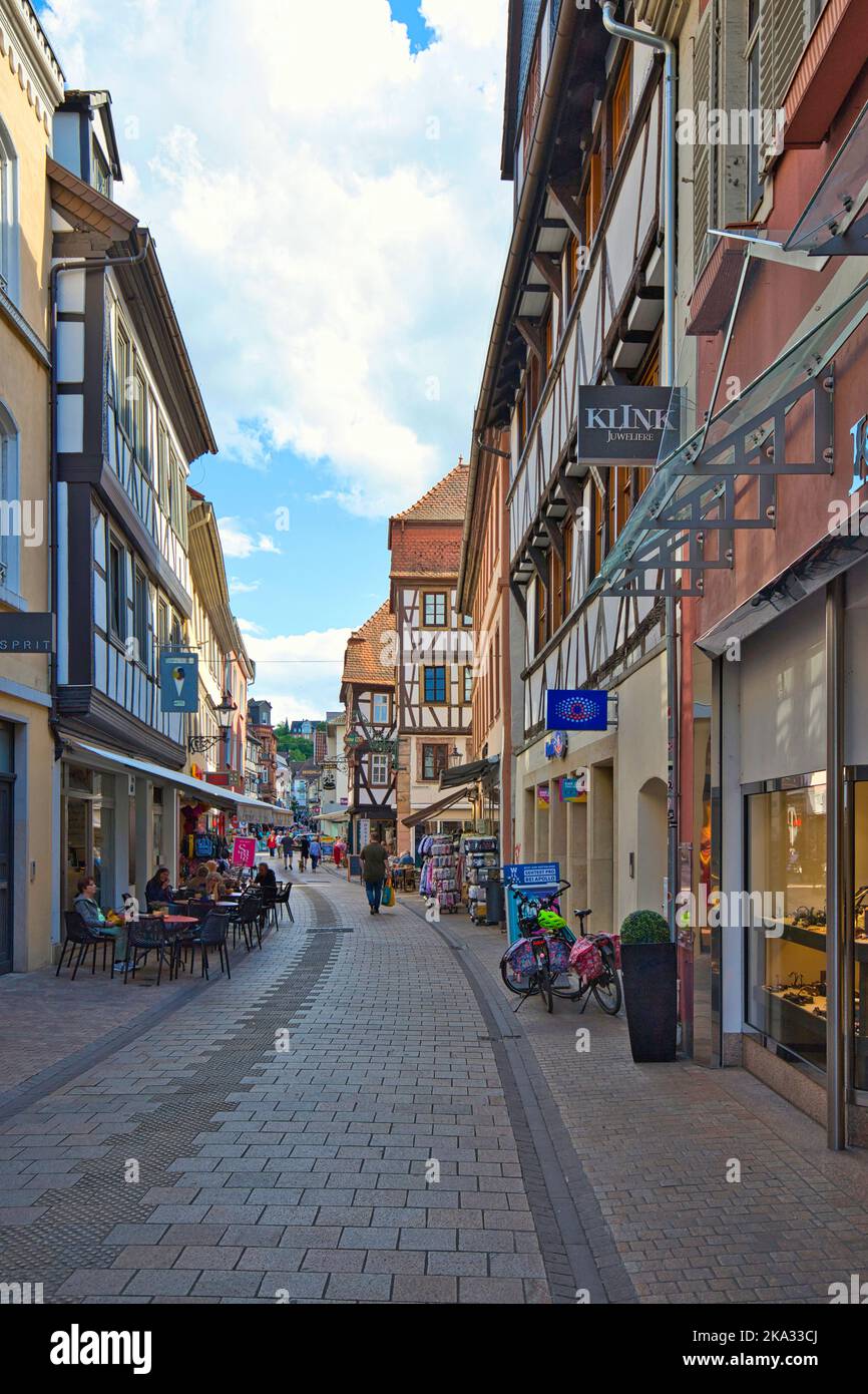 Neustadt an der Weinstraße, Rheinland-Pfalz, Deutschland - 01. Juli 2022: Die Hauptstrasse ist eine Fußgängerzone zwischen Fachwerkhäusern. Stockfoto