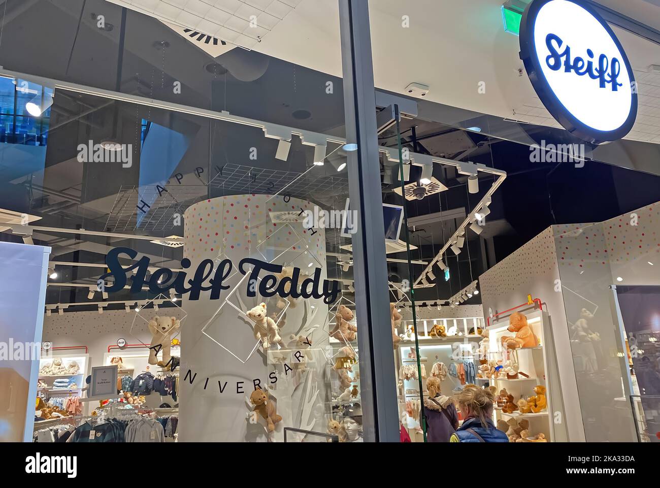 Düsseldorf, Deutschland - Oktober 9. 2022: Blick auf das Schaufenster der Steiff Teddy Company Stockfoto